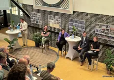 V.l.n.r. Lara Sibbens van PVdA/GroenLinks, Willemien Koning van het CDA, Bart Millenaar van de VVD en Anna Strolenberg van Volt tijdens het debat