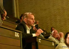Honse Boomstra van Bayer stelt een vraag tijdens het debat