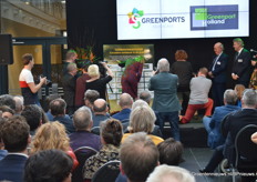 Carola Schouten zet haar handtekening onder het Tuinbouwakkoord