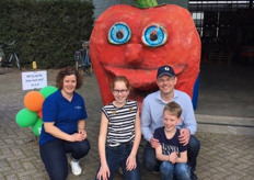 Op de foto met een paprika tijdens Kom in de Kas in Dongen