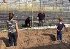 Opa in de leer bij Antonio van Beek om asperges te steken, de toekomst kijkt toe.