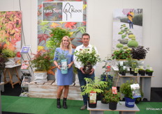 Shanice Koot samen met Jeroen van Dongen. Shanice heeft de Eucalyptus vast en Jeroen showt de Hydreangea (S)Witch.