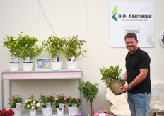 B.D. Rijbeek stond ook op de beurs met Aron Heykoop. Aron Heykoop met de Symphoricarpos Magical Galaxy.