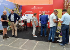 Bij de stand van NAK-Tuinbouw was het ook lekker druk. Iedereen die vragen had over het plantenpaspoort kon terecht bij hun stand.  De stand werd bemand door Theo Overdevest, Frits Jonk van Royal Flora Holland en Willem van der Leij samen met Jeroen van der Neut van Nak-Tuinbouw.