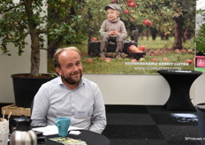 De koffie stond klaar bij Gerrit Luiten van Old Fruit Trees voor iedereen die meer wilde weten over zijn oude fruitbomen. Bij de ingang van het Plantarium stond één van zijn mooie exemplaren die zelfs nog helemaal in bloesem stond door de aparte weersomstandigheden van de laatste tijd.