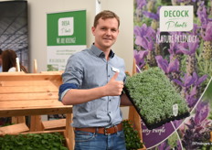 Gael de Cock van DeCock Youngplants hier met hun Lavendula.