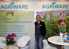 Isabella Poessé van MPS Agriware op de beurs met een aantal mooie orchideeën van de onlangs aan het klantenbestand toegevoegde kweker Opti-Flor.