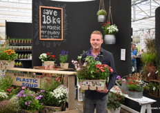 Tim Dessing van Colour Your Garden houdt zijn Zero Plastic Tray vast met daarin een kleurenpracht aan bloemen. Met deze tray bespaar je maar liefst 18 kilo plastic per kar.