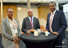 Een delegatie vanuit de ambasades: Hayat Hassan en Lawrence Lenayapa van de Keniaanse Ambassade en Jean Pierre Karebaranga van de ambassade van Rwanda.