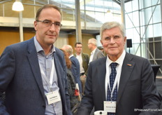 Coen Meijeraan van Royal FloraHolland praat bij met Herman de Boon.