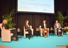 Het panel, met van links naar rechts dagvoorzitter Simone van Trier, Kate Penn van SAF, Paul Burton van Flower Hub en Dennis van der Lubben van Bloemenbureau Holland.