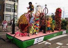 praalwagen met het thema 'fietsen', aangeboden door gemeente Noordwijk