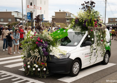 Een groots gedecoreerd busje van Bloemengroothandel Heyl 