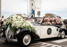 Een oldtimer vol lelies van De Looff Lily-Innovation, ze wonnen de prijs van Mooiste Voertuig