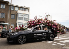 Jong en oud zat in de auto's die langskwamen tijdens de parade