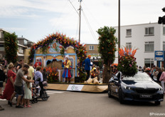 Praalwagen met het thema 'draaiorgel', aangeboden door Royal FloraHolland.