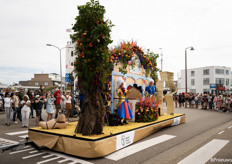 Praalwagen met het thema 'draaiorgel', aangeboden door Royal FloraHolland.