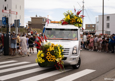 Het was een drukte van jewelste bij de Flower Parade Rijnsburg aan de boulevard in Katwijk 