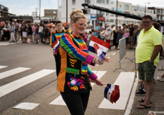 Aan de omstanders werden vlaggetjes uitgedeeld, geheel in thema "Typisch Nederland"