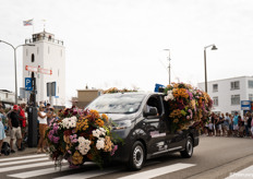 Een auto vol Chrysantemums van Zentoo