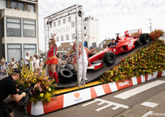 De winnende praalwagen 'Formule 1' aangeboden door Floral Trade Group