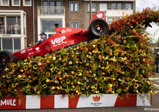 " Max, Max, Super super Max" De winnende praalwagen 'Formule 1' aangeboden door Floral Trade Group