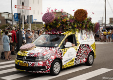 Auto van Madiba Flowerpower met typische Nederlandse koekjes 