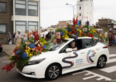 Een van de laatste auto's van de parade