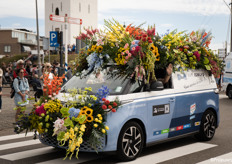 Het is een wonder dat ze nog door het raam konden kijken met zoveel bloemen op de auto 