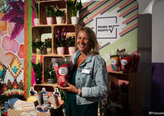 Annechien Strijbis van Mixed Roots. Zij zetten concepten op de markt voor middelgrote retail, en dan specifiek bloeiende planten in mix. 