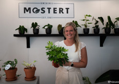 Amber van Kwekerij Mostert showt een nieuwe Schefflera die bijna op de markt komt. 