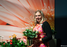 Anita van Kwekerij Martin van der Velden showt de helleborus, waarvan het seizoen weer is begonnen. 