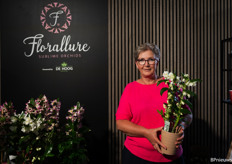 Jolanda Nieuwenhuijze van Florallure showt een mooie dendrobium nobile. 