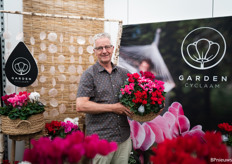 Peter Rodenrijs staat names alle cyclaamkwekers die aangesloten zijn bij Royal FloraHolland op de beurs om de cyclaam ook meer als outdoor plant te promoten