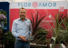 Christoph Peters van FlorAmor laat hun peat-free Cordyline Australis zien