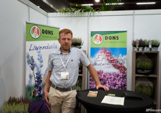 Hans Dons van de gelijknamige boomkwekerij stond ook op de beurs om de caluna's en erica's te promoten, maar ook alvast duidelijk te maken dat lavendel in de juiste periode ook bij hun verkrijgbaar is 