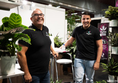 Mischa Groothuizen en Stef Geertsema van Gebr. Valstar met hun calathea's 