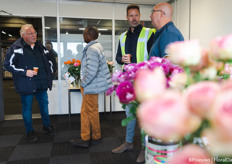 Koffie tussen de bloemen