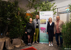 Antonello (tweede van links) en Jantine (tweede van rechts) met hun Italiaanse medewerkers. Antonello woont zelf ook in Italië van waaruit hij klanten helpt op zoek naar bomen en planten voor in de tuin. 