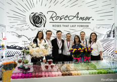 Het RoseAmor team met veel van hun preserved rozen