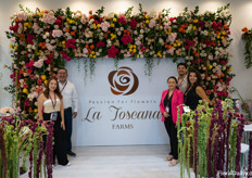 Het team van La Toscana Roses met rechts Stefany Sevilla, verkoopmanager. Ze hebben onlangs een rebranding doorgevoerd en staan bekend om hun "hulkversies" van zomerbloemen.