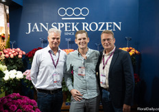 De Ruijter Innovations is een agent voor Jan Spek Rozen in Ecuador. Op de foto staan Sjenn Kragtwijk en Erik Spek met Lars van Weerdenburg in het midden. Hij werkt voor Holland Flower Market in Los Angeles