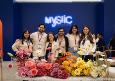 Het team van Mystic Flowers in hun kleurrijke stand