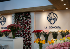 De stand van La Conchita met anjers, ranonkels en alstroemeria's