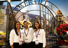 Het Flower Village team met Cristina Mishell Munoz Ramos, Juan José Pineros Aza en Emilia Alvarez