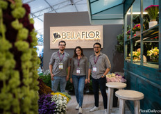 Verschillende soorten zomerbloemen, rozen en boeketten bij de Bellaflor stand met Edgar Granda, Carolina Almeida en Felipe Montenegro