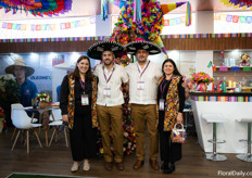 Maria, Eduardo, José Vicente en Mara met Oleoflor uit Mexico. Rozen en tequila voor wie er klaar voor was vanaf 11 uur ;)