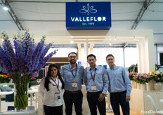 Het Valleflor team in hun stand met enorme Delphinium