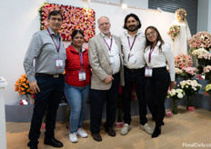 Bij de stand van Conectiflor met Leonardo Diaz, Veronica Patino, president Dean Rule en Jennifer Velasco