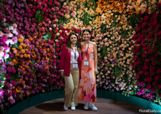 Paula Moreno en Juliana Salcedo met Attar Roses in hun instagrammable stand